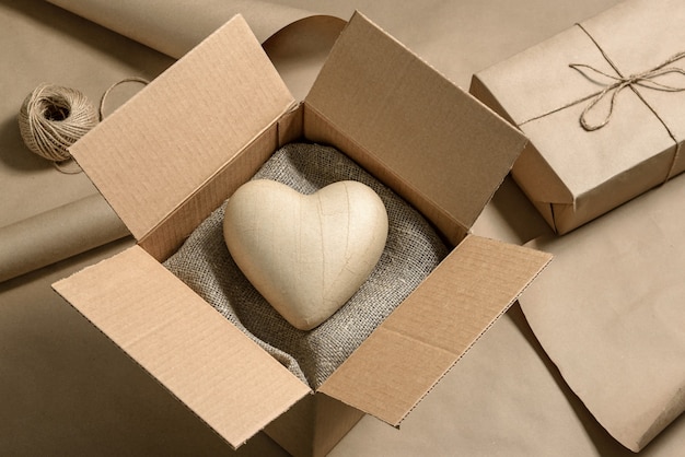 Zbliżenie: Karton Z Papierowym Sercem W środku. Koncepcja Prezent Na Walentynki.