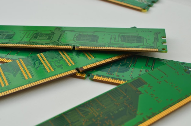 Zbliżenie karty pamięci PC RAM na jasnym tle ilustrujące moc i prędkość komponentów technologicznych