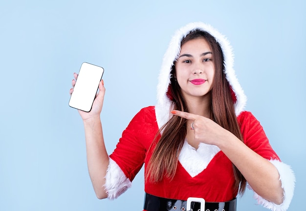 Zbliżenie kaukaskiej szczęśliwej kobiety noszącej ubrania Mikołaja, wskazując na smartfona