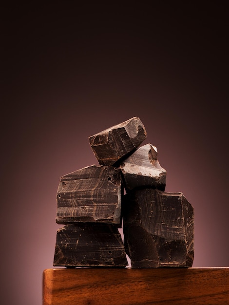 Zbliżenie kawałki ciemnej czekolady na drewnianej desce