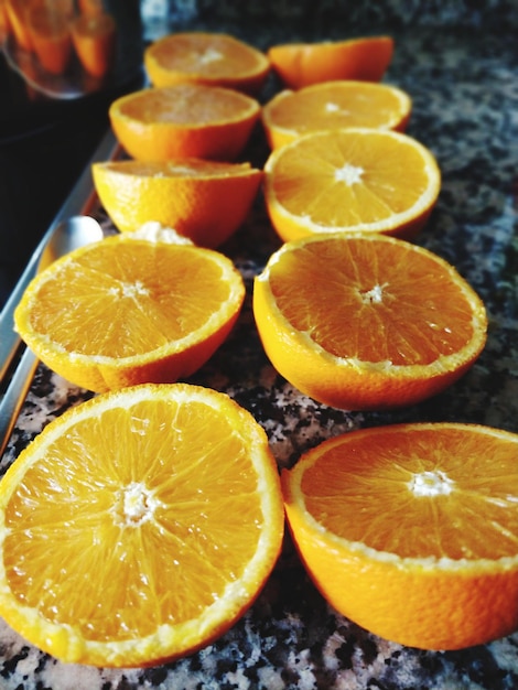 Zdjęcie zbliżenie kawałków pomarańczy na stole