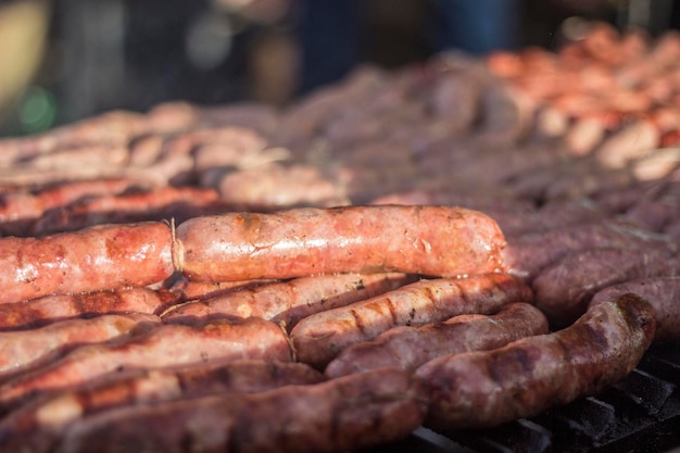 Zbliżenie kiełbas na grillu