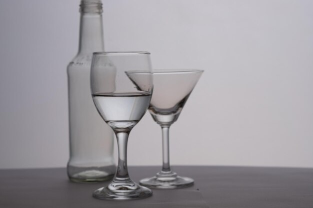 Zdjęcie zbliżenie kieliszek do wina na stole