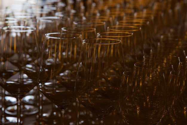 Zdjęcie zbliżenie kieliszek do wina w rzędzie