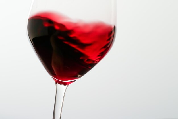 Zdjęcie zbliżenie kieliszka wina na białym tle
