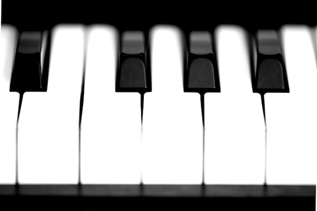 Zdjęcie zbliżenie klawiszy fortepianu na czarnym tle