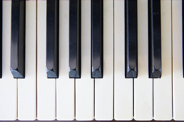 Zdjęcie zbliżenie klawiszy fortepianu zamyka widok z przodu