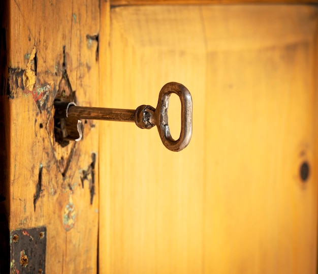 Zdjęcie zbliżenie klucza w otworze drzwi