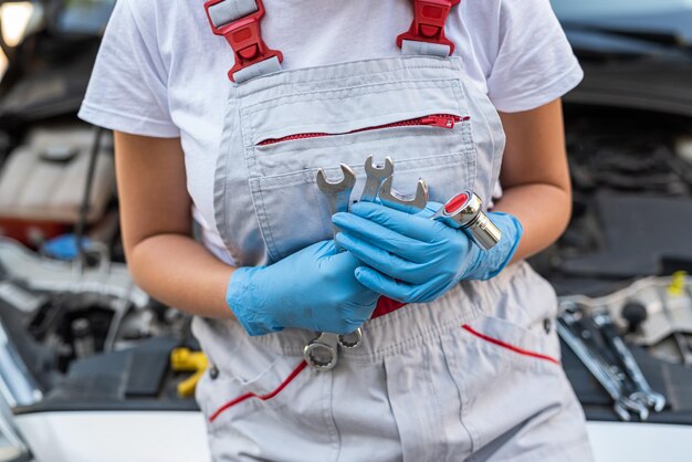 Zbliżenie Kobiecego Mechanika Samochodowego Sprawdzającego Silnik Samochodu