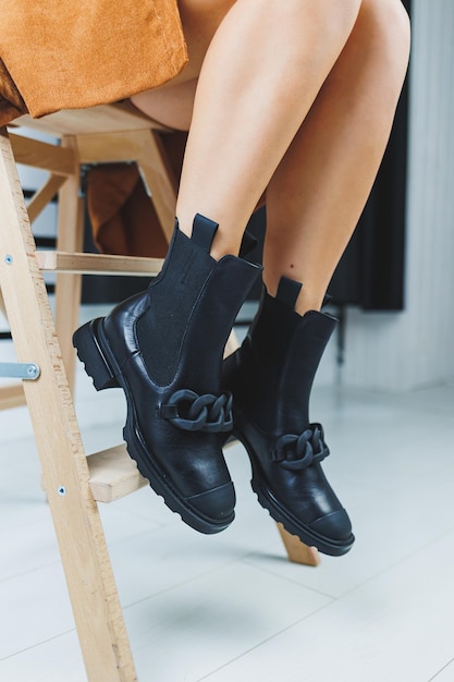 Zdjęcie zbliżenie kobiecych nóg w czarnych skórzanych butach damskie jesienne buty
