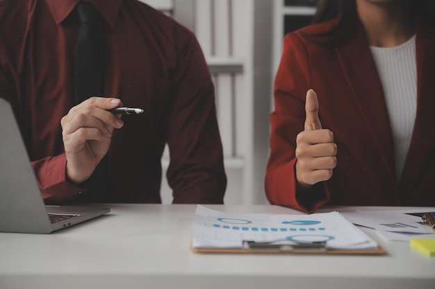 Zbliżenie Kobieta biznesu używa kalkulatora i laptopa do finansów matematycznych na drewnianym biurku, statystyk księgowych i koncepcji badań analitycznych