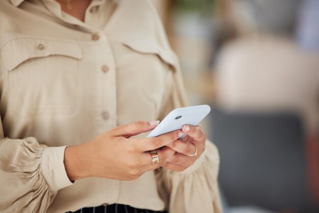 Zdjęcie zbliżenie kobieta lub ręce piszące na telefonie w celu wyświetlenia treści w mediach społecznościowych, internetu lub powiadomień na stronie internetowej