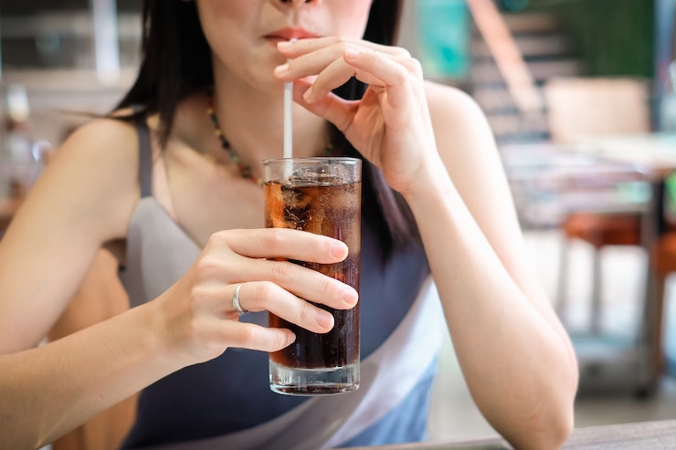 Zdjęcie zbliżenie kobieta picia sody z coli lodu w koncepcji glass.food i napojów.