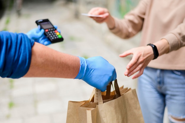 Zdjęcie zbliżenie kobieta płaci za zamówione produkty