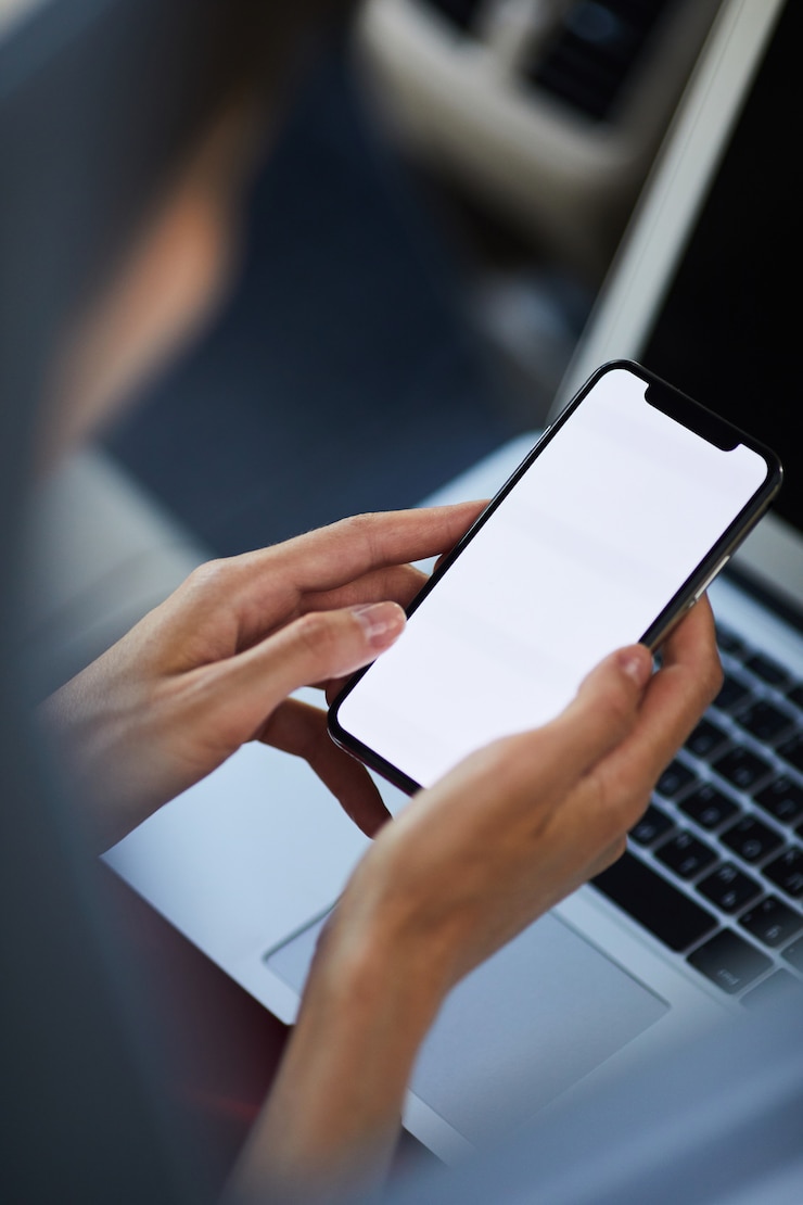 Zdjęcie zbliżenie kobieta trzyma smartphone