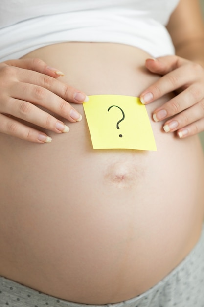 Zbliżenie Kobieta W Ciąży Trzymająca Znak Zapytania Narysowany Na Naklejce Memo
