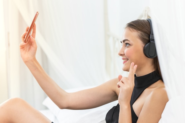 zbliżenie kobieta za pomocą smartphone słuchać muzyki, aby cieszyć się jej selfie aparat fotograficzny styl życia
