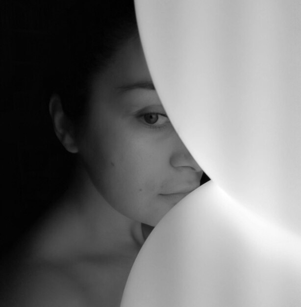 Zdjęcie zbliżenie kobiety bez koszuli przez oświetlony sprzęt oświetleniowy w ciemności