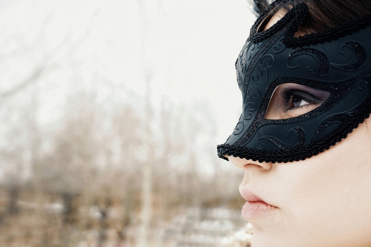 Zdjęcie zbliżenie kobiety noszącej maskę na oczy