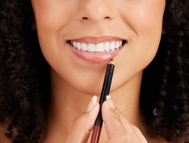 Zbliżenie kobiety ołówek do twarzy i ust do kosmetyków kosmetycznych do pielęgnacji skóry twarzy i transformacji salonu Szczęśliwe kobiece usta i aplikacja makijażu estetyki szminki i uśmiechu do ust
