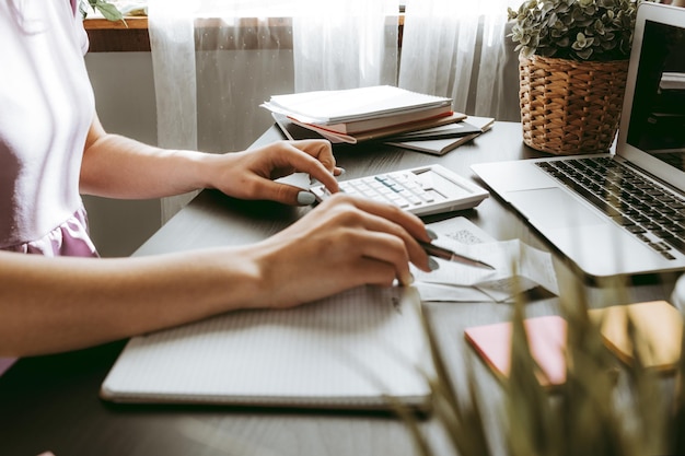 Zbliżenie kobiety piszącej coś na papierze w biurze