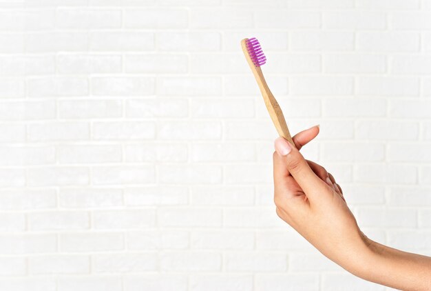 Zbliżenie Kobiety Ręki Mienia Bambusa Toothbrush