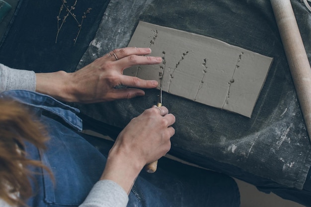 Zbliżenie kobiety robiącej ceramikę