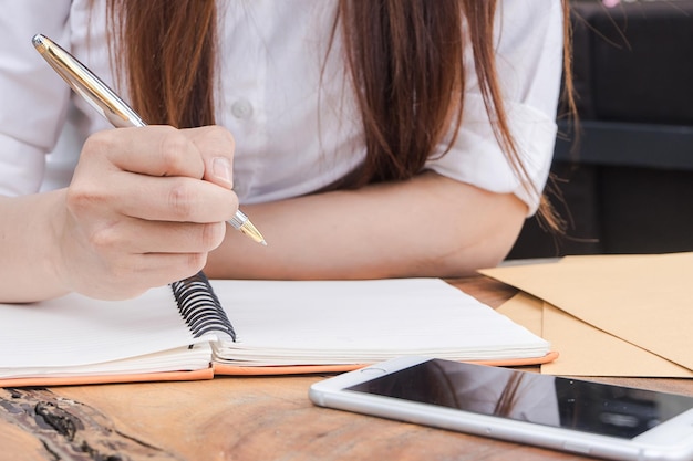 Zbliżenie kobiety studiującej