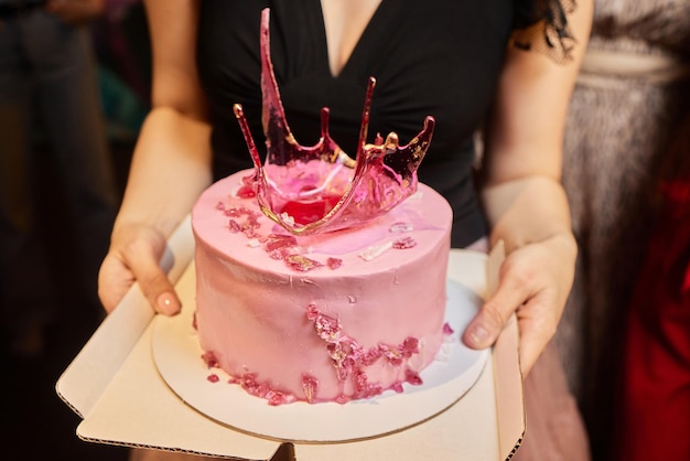 Zbliżenie kobiety trzymającej pyszny wiktoriański ciasto gąbkowe