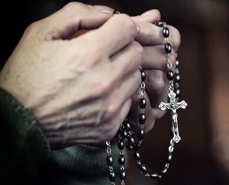 Zdjęcie zbliżenie kobiety trzymającej się za ręce