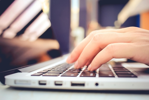 Zbliżenie kobiety używającej laptopa