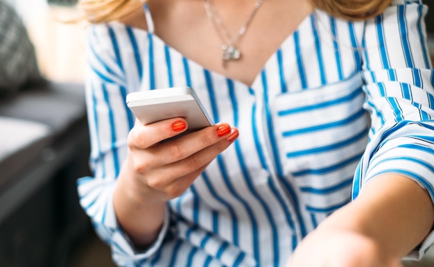 Zbliżenie kobiety używającej smartfona