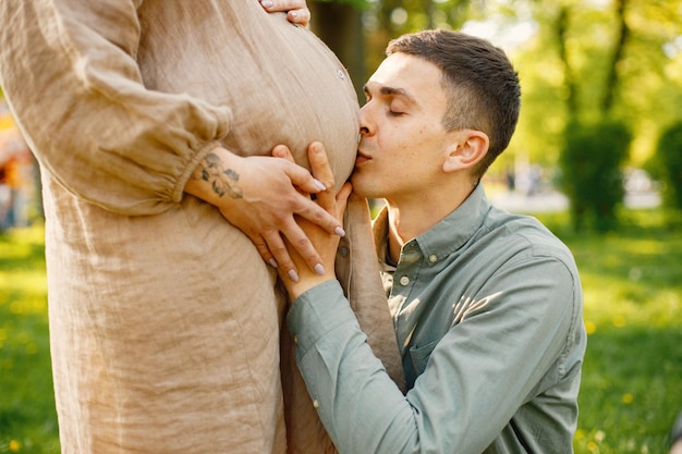 Zbliżenie kobiety w ciąży i jej męża przytulających brzuch