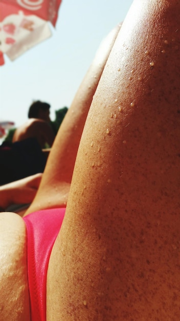 Zdjęcie zbliżenie kobiety w majtkach na plaży
