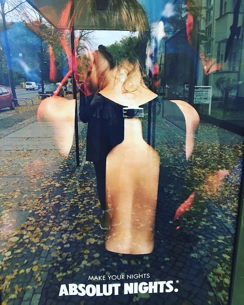 Zdjęcie zbliżenie kobiety z odbiciem w lustrze
