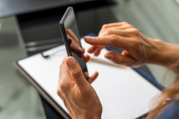 Zbliżenie kobiety z pięknymi rękami podczas spotkania biznesowego za pomocą telefonu Biznes