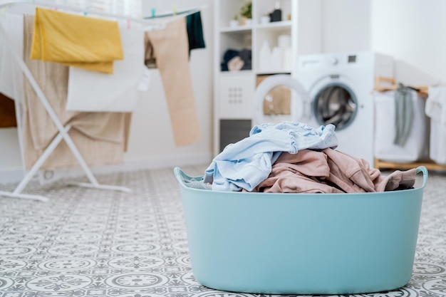 Zdjęcie zbliżenie kolorowe ubrania w dużej misce otwartej pralce stojącej w tle weekend