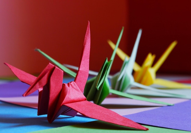 Zdjęcie zbliżenie kolorowego origami na stole
