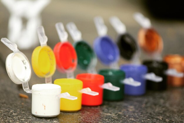 Zdjęcie zbliżenie kolorowych akwarelowych farb w pojemnikach na stole