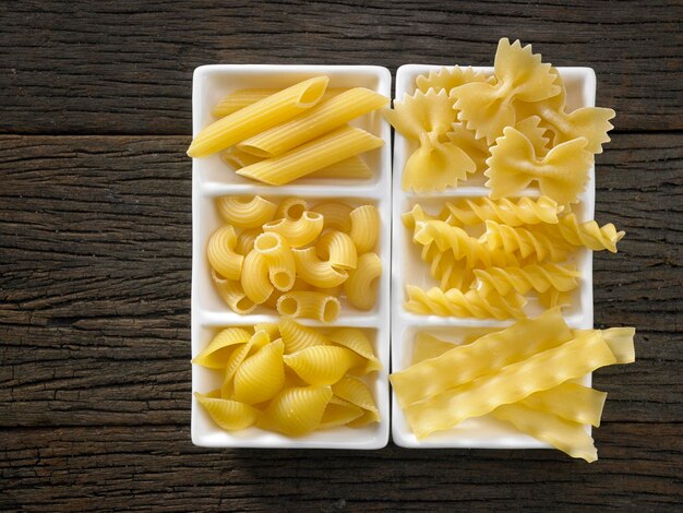 Zdjęcie zbliżenie kolorowych makaronów fusilli w pojemniku na stole