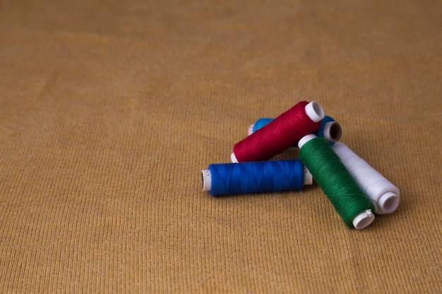 Zdjęcie zbliżenie kolorowych nici na tkaninie