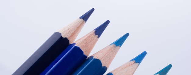 Zdjęcie zbliżenie kolorowych ołówków na białym tle