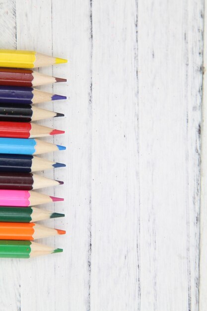 Zbliżenie kolorowych ołówków na białym tle