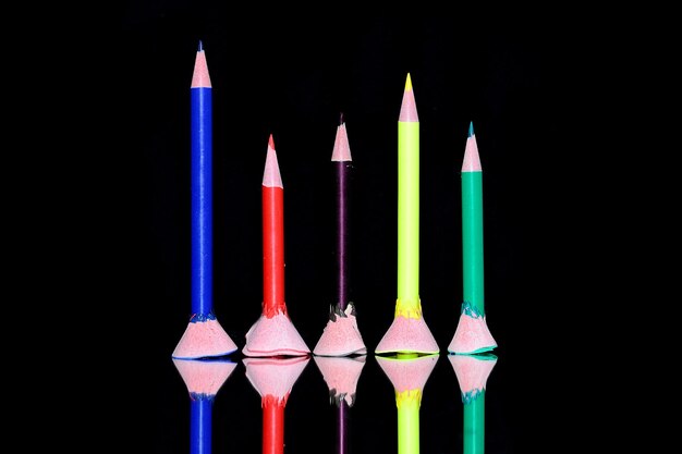 Zdjęcie zbliżenie kolorowych ołówków na czarnym tle