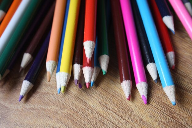 Zdjęcie zbliżenie kolorowych ołówków na stole