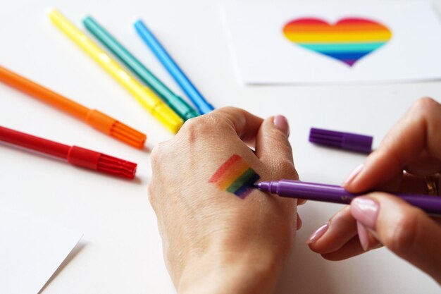 Zdjęcie zbliżenie kolorowych ołówków w pióro