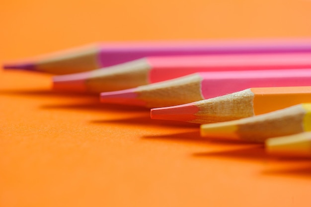 Zdjęcie zbliżenie kolorowych ołówków wybierz konkretny nacisk na pomarańczowy