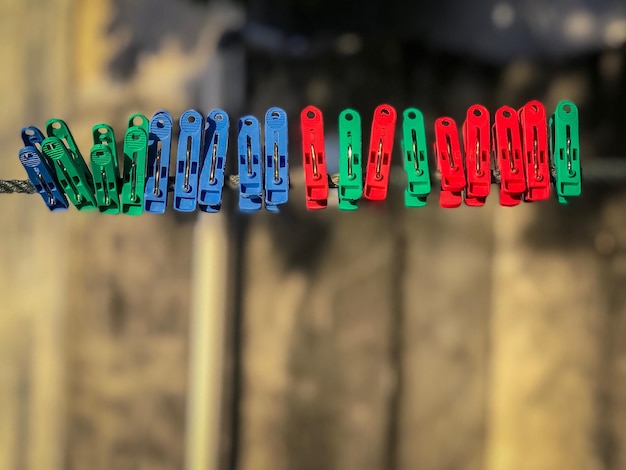 Zdjęcie zbliżenie kolorowych szpilek do ubrań wiszących na zewnątrz