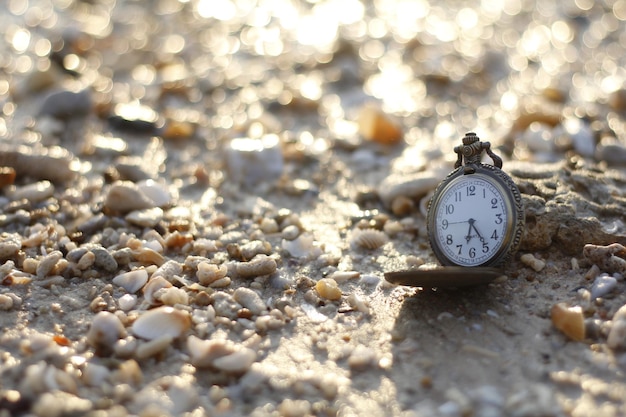 Zdjęcie zbliżenie kompasu nawigacyjnego na lądzie na plaży