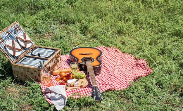 Zbliżenie kosz piknikowy z napojami i jedzeniem na trawie